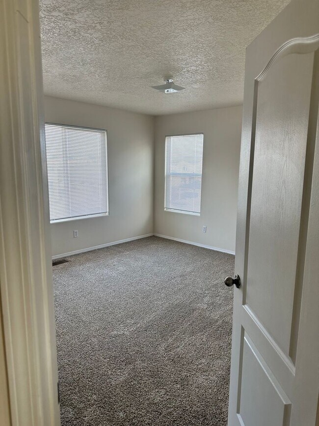 Building Photo - Beautiful Home in Gated Community w/pool