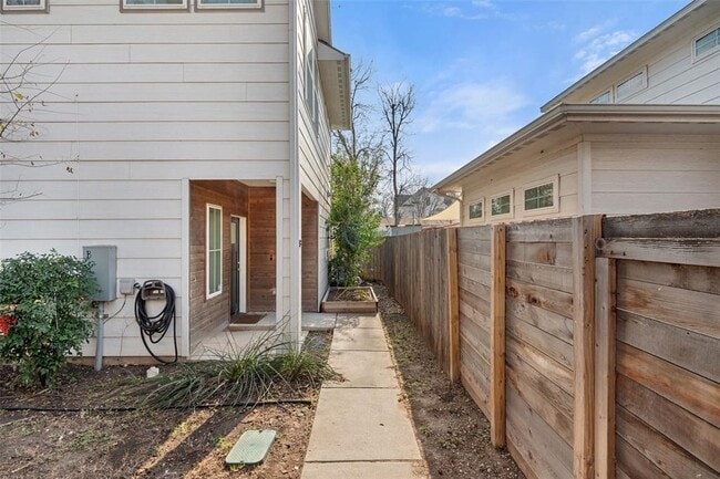 Building Photo - 1003 Fiesta St