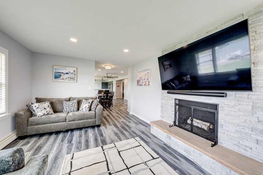 Building Photo - 811 N River Rd