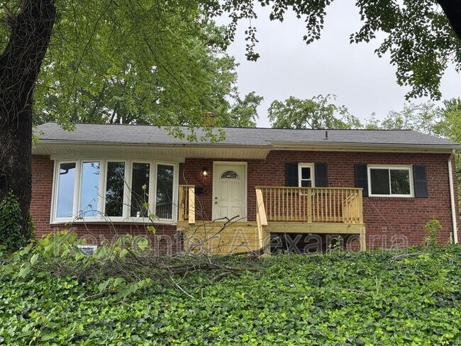 Building Photo - 2826 James Dr