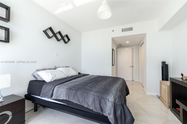 Building Photo - 495 Brickell Ave