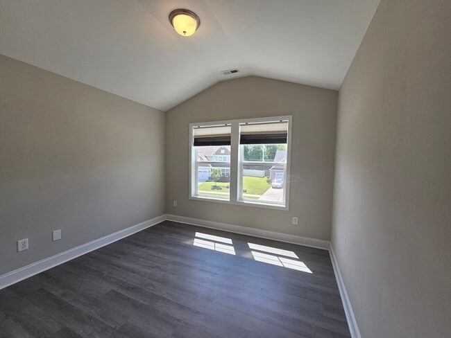 Building Photo - NEW LISTING!!!!!