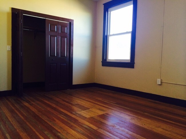 Building Photo - 101 W 4th St