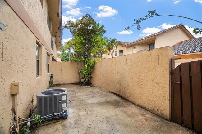 Building Photo - 1013 SW 112th Ter