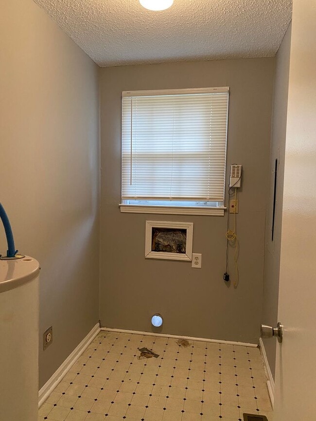 Building Photo - Great Location! Off College St! 3 Bed/1 Bath with 1000 sq. ft.