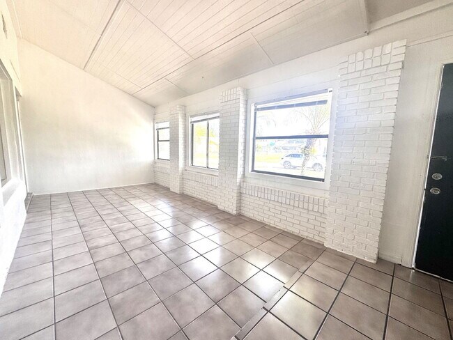 Building Photo - 708 Green Ct