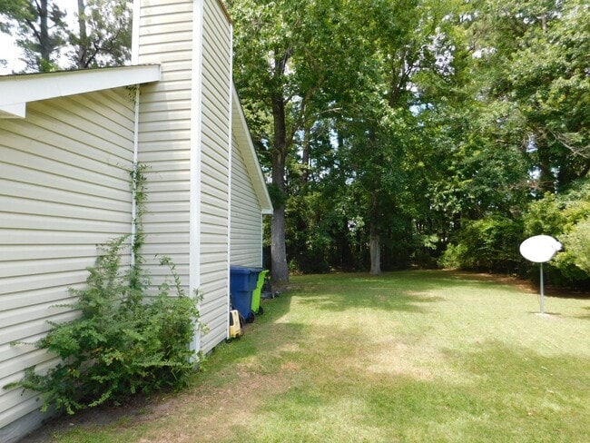 Building Photo - Affordable Gem!