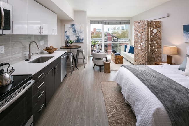 Building Photo - Large 1 BR Apartment - SPACE NEEDLE VIEW