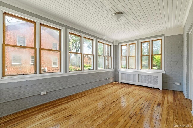 Building Photo - 315 Ellington Ave E