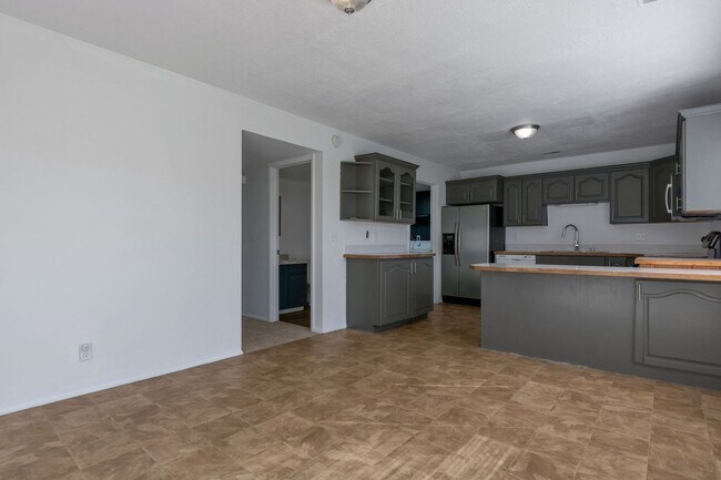 Building Photo - NEW CARPET - 3 Bed, 2 Bath Midvale Duplex with Garage