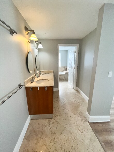 Building Photo - 1045 SW 9th Ct