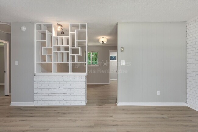 Building Photo - 7742 Holiday Hills Cir