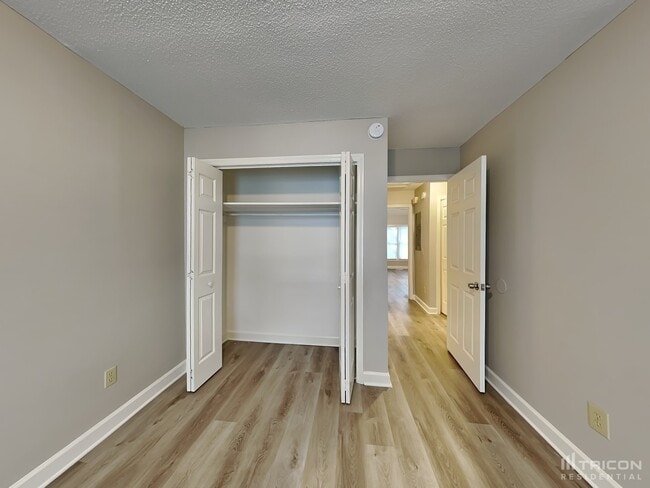 Building Photo - 210 Village Walk