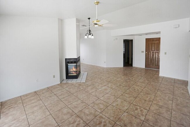 Building Photo - Stylish & Bright 3-Bed Oasis with Desert B...