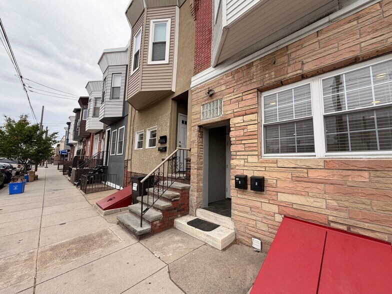 Building Photo - 2049 Snyder Ave