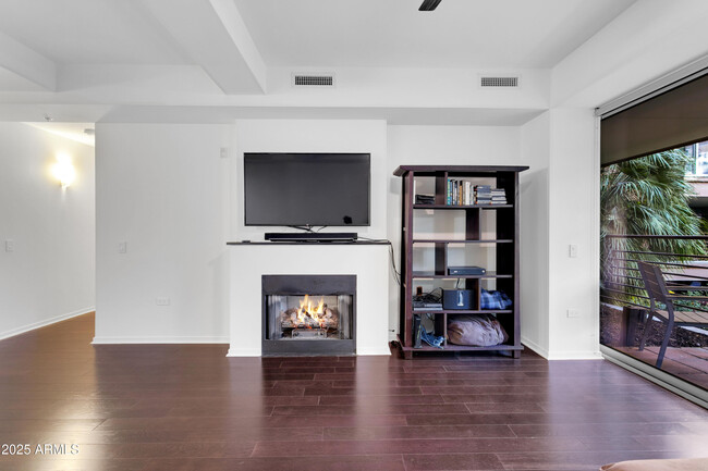 Building Photo - 7131 E Rancho Vista Dr
