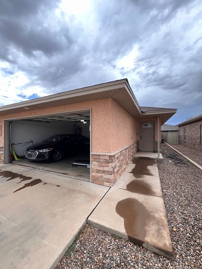 Building Photo - Spacious 3 bedroom home !