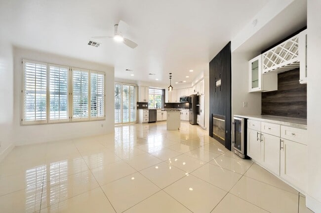 Building Photo - 5 Bedroom Luxury Home In Peccole Ranch!