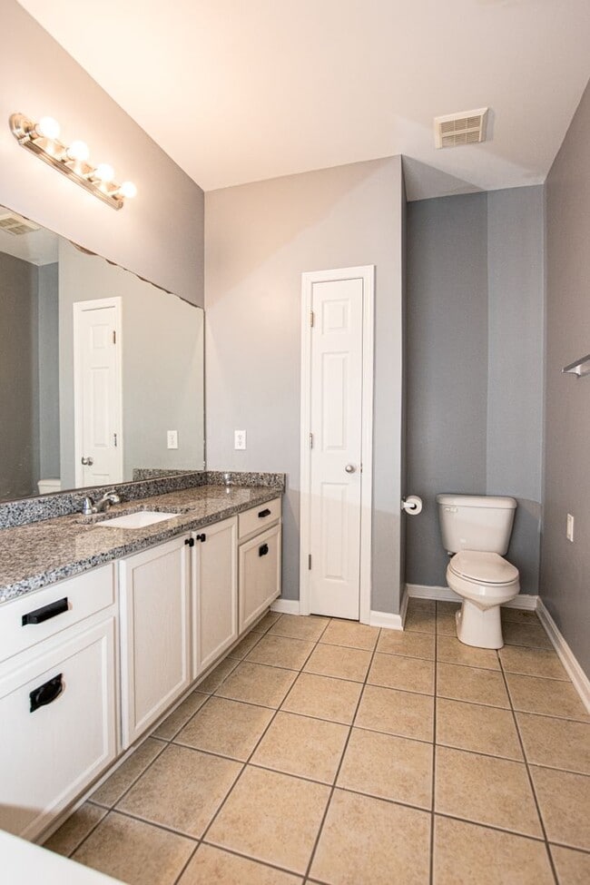 Building Photo - Stunning Two Bedroom, Two Bathroom Apartme...