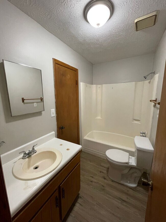 Building Photo - 509 Chateau Dr SE