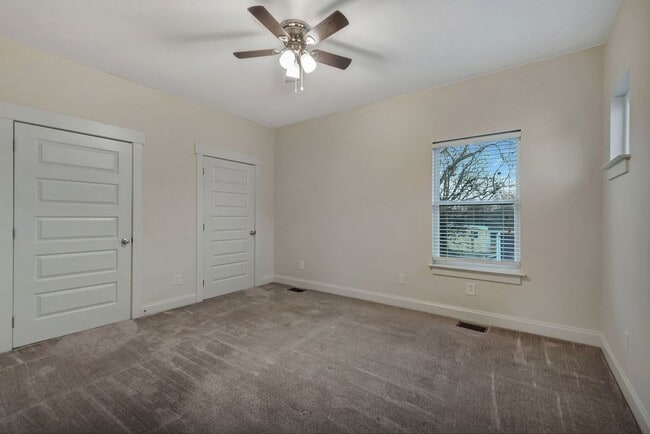 Building Photo - Modern Living in Downtown Nashville!