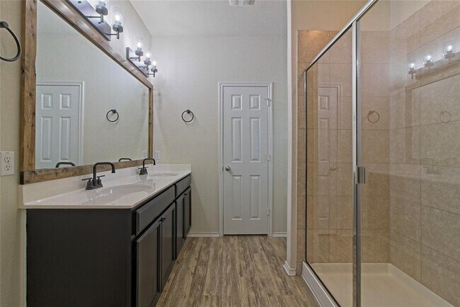 Building Photo - 601 Hummingbird Ln