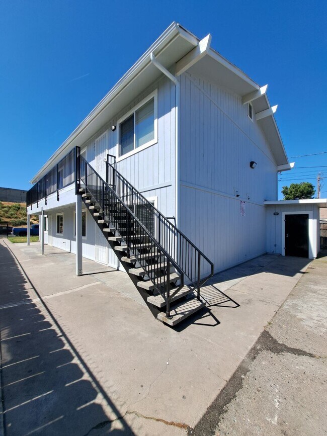 Building Photo - 3271 E Tyler Ave