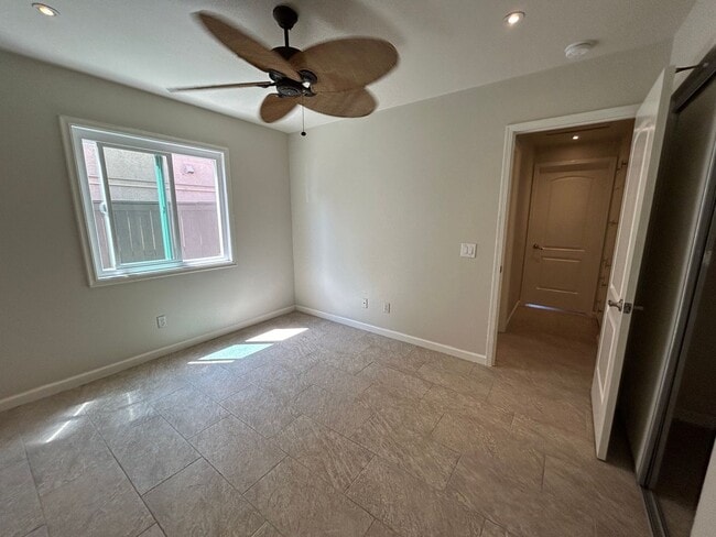 Building Photo - Paseo Del Sol