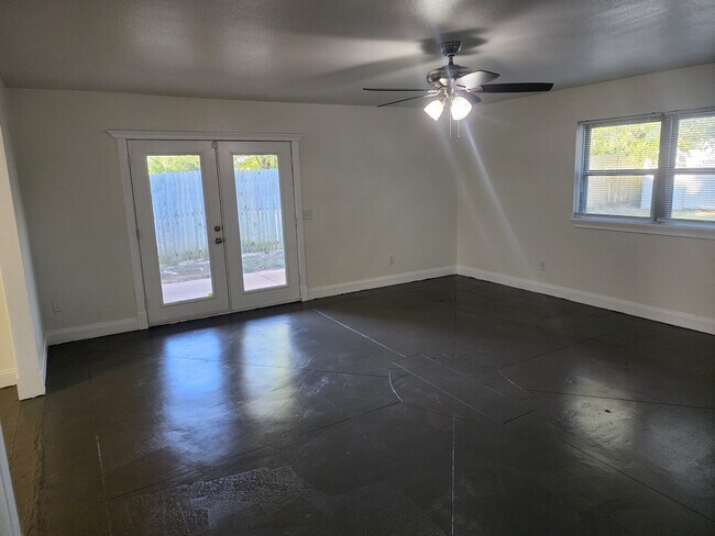 Building Photo - 807 S Jones Ln