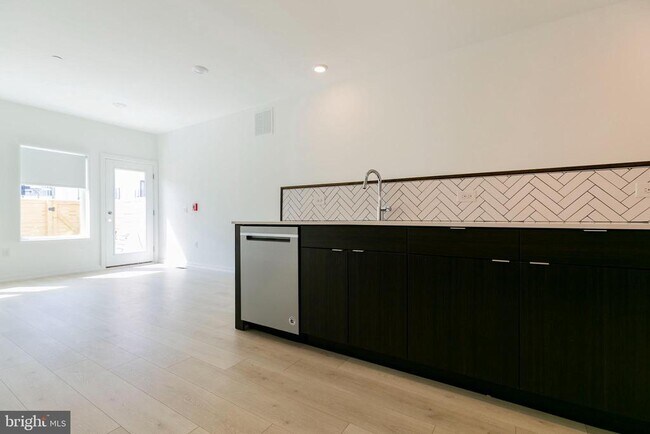 Building Photo - 1240 LeCount St