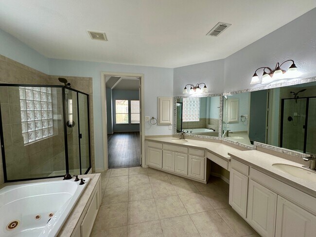 Building Photo - 928 Falcon Dr