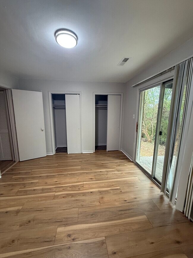 Building Photo - 5326 Carolyn Cir