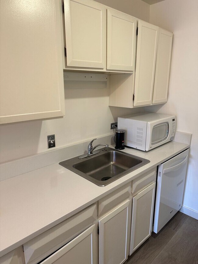 Building Photo - One Bedroom Apartment Near CU Available Now!