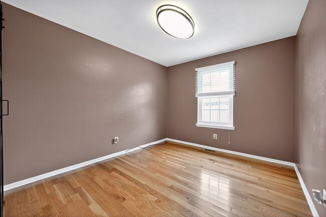 Building Photo - Beautiful 2 Bedroom, 1 Bathroom Condo In W...
