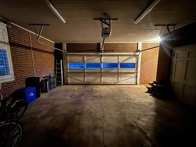 Building Photo - 906 Crescent Cir
