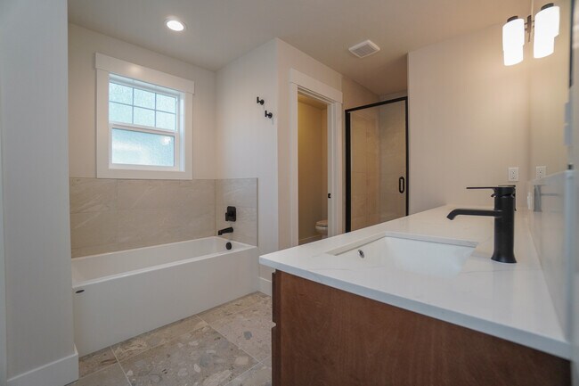 Building Photo - 150 N Edgewood Ln