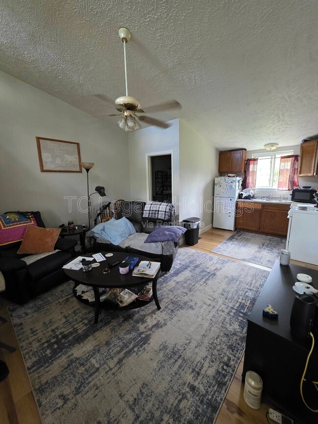 Building Photo - 419 1/2 Walnut Ave