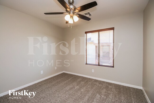 Building Photo - 914 W Desert Canyon Dr