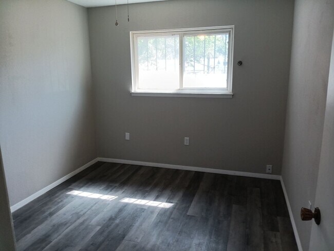Building Photo - Charming 4-bedroom, 2-bathroom! Showings available NOW!