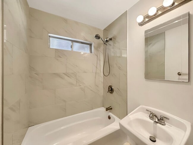 Building Photo - Stunning 3BD/1.5BA House in Clairemont Mes...