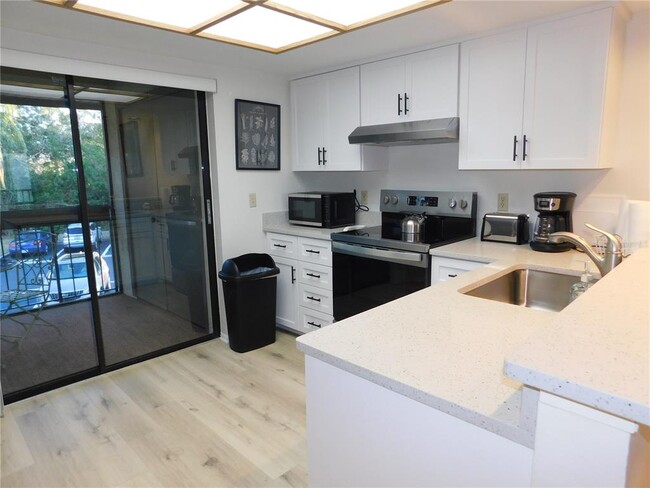 Building Photo - 218 Woodlake Wynde