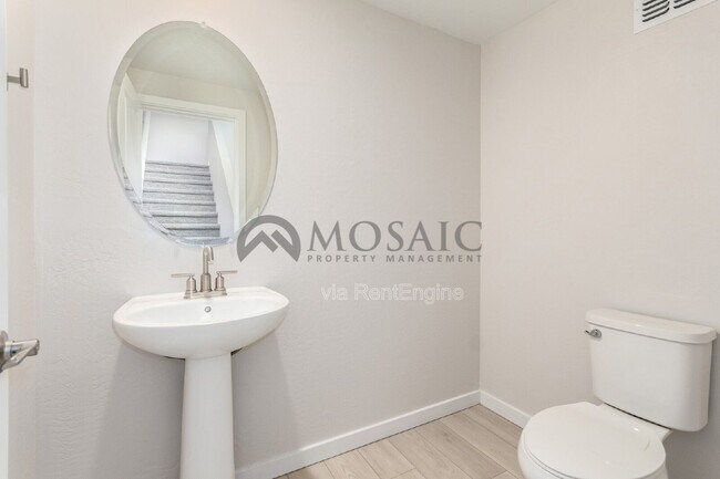 Building Photo - 680 E Ginko Ave