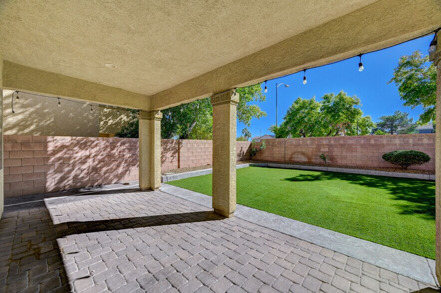 Building Photo - 8125 Chestnut Hollow Ave