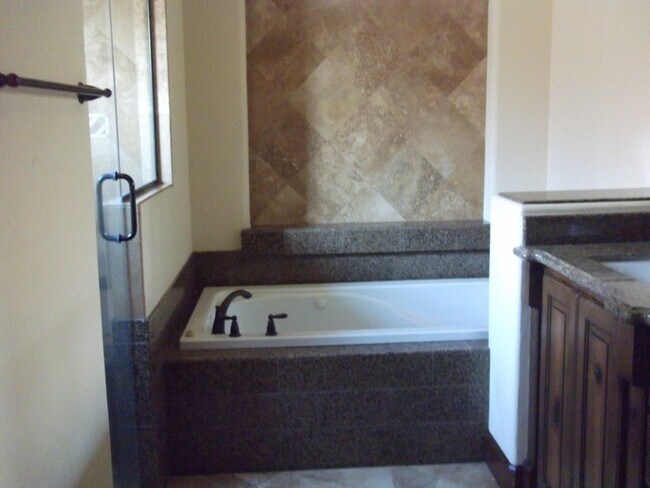 Building Photo - 6284 Wildwood Ct