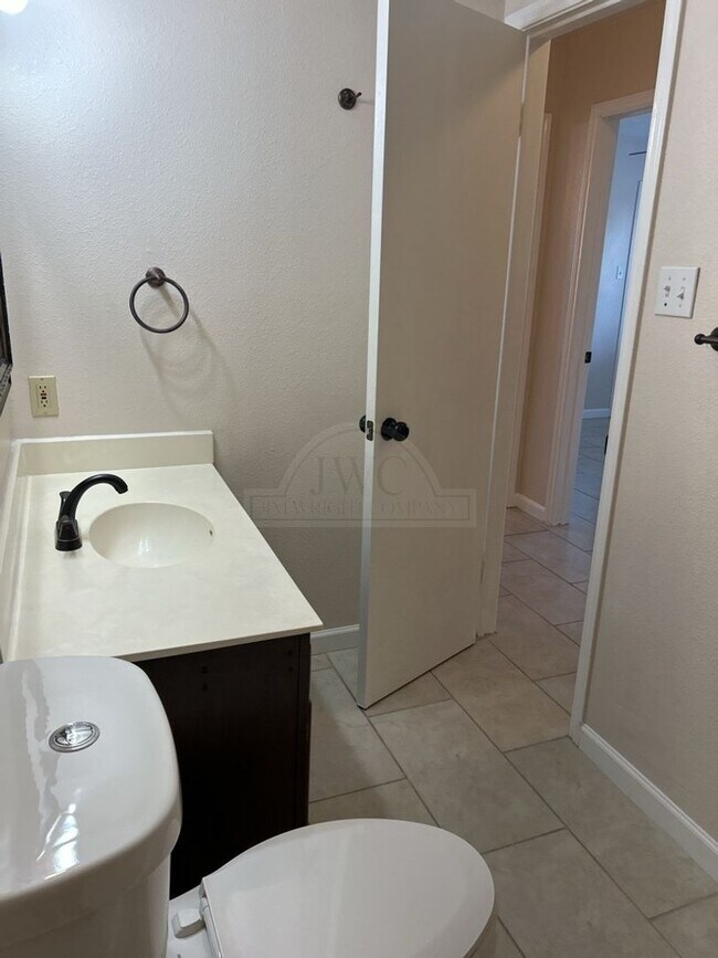 Building Photo - 4910 Parkwood Dr