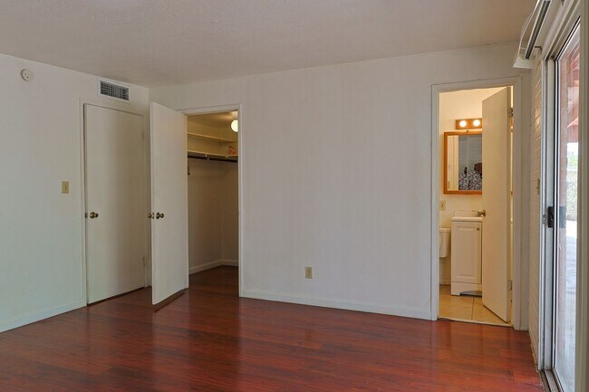 Building Photo - 618 N Medford Dr