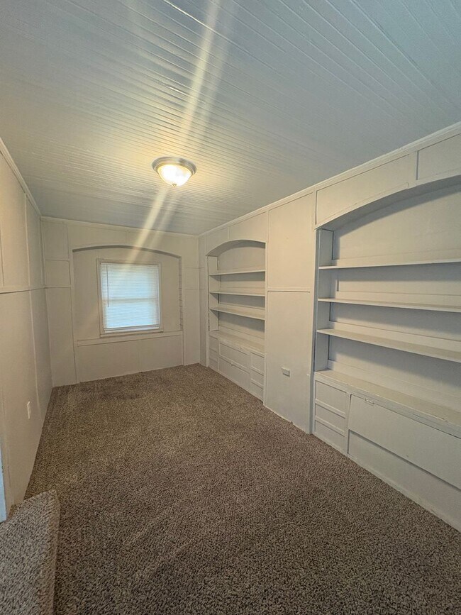 Building Photo - Spacious 3 Bed, 2 Bath Home in Prime Kansas City Location Near Plaza & Brookside