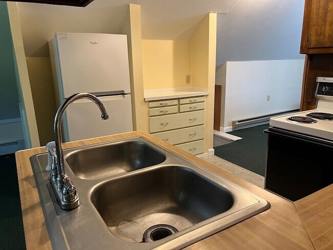 Building Photo - 120 Bond Rd