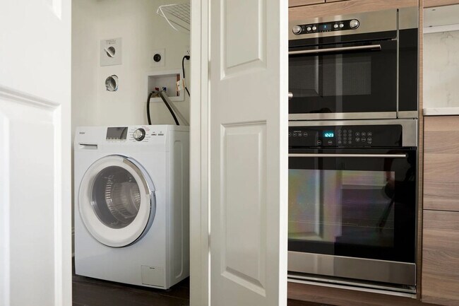 Building Photo - 800 Gravier St