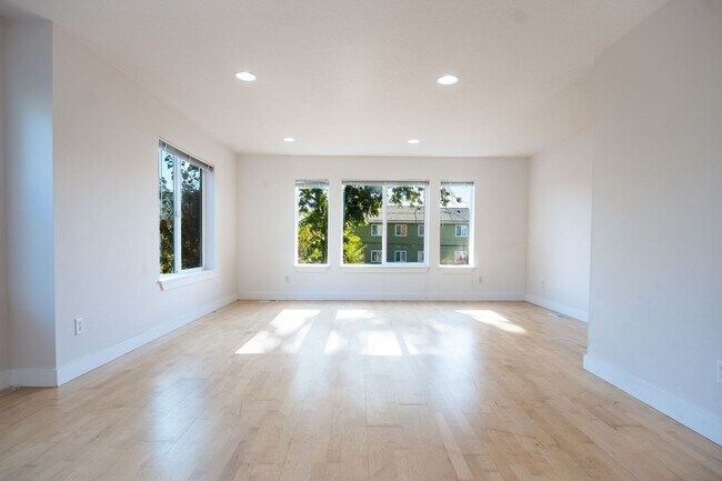 Building Photo - STILL AVAILABLE! Special: Only $500 Securi...